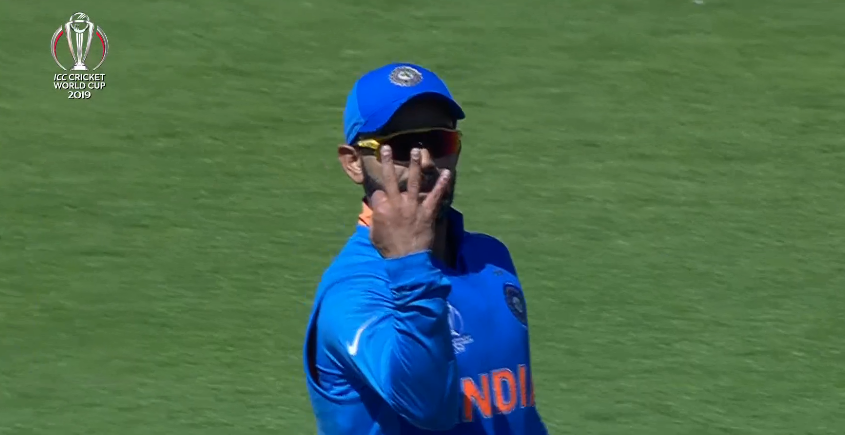 virat showing 3 fingers